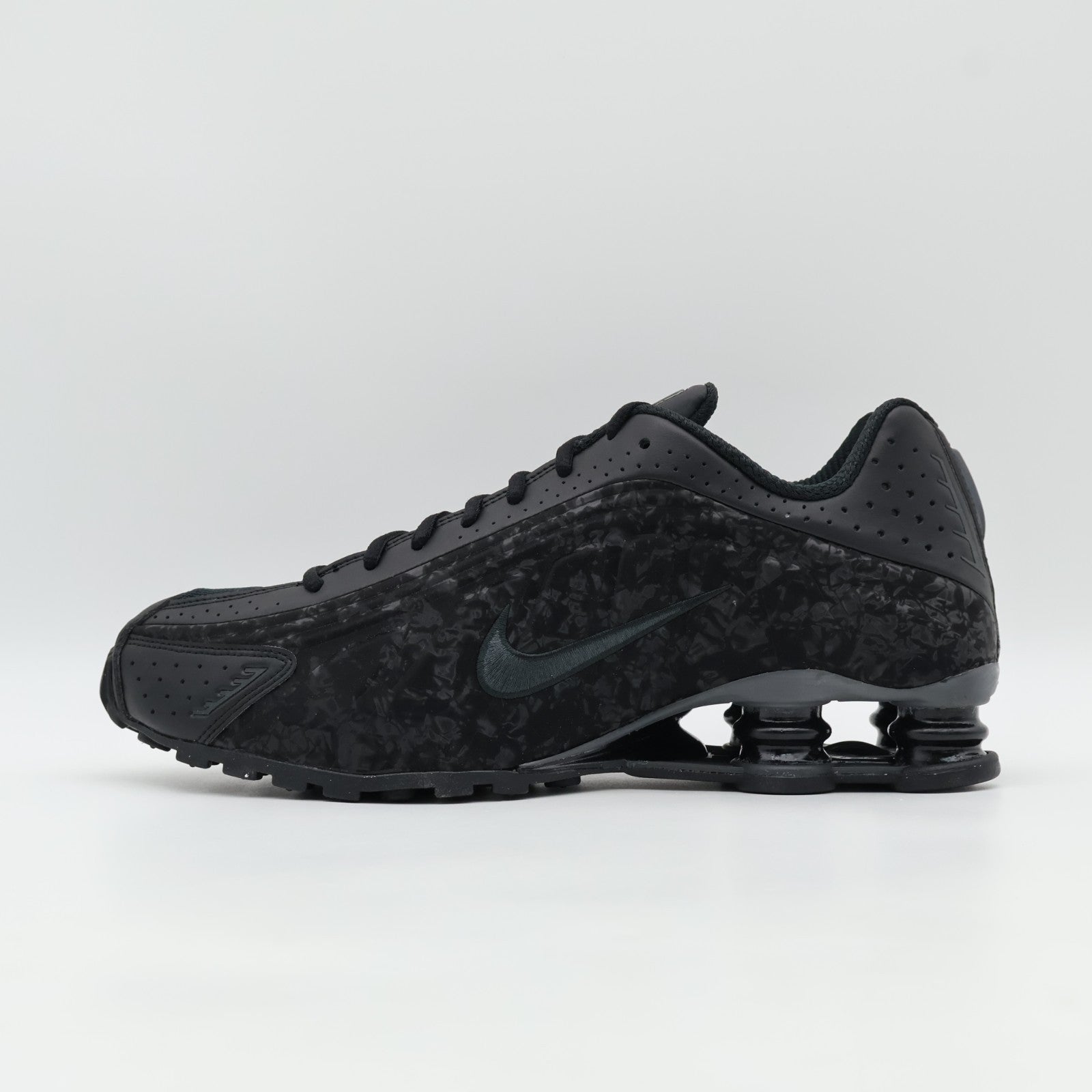 HV0934-002 Nike Women's Shox R4 Black Floral Dark Smoke Grey (Women's)