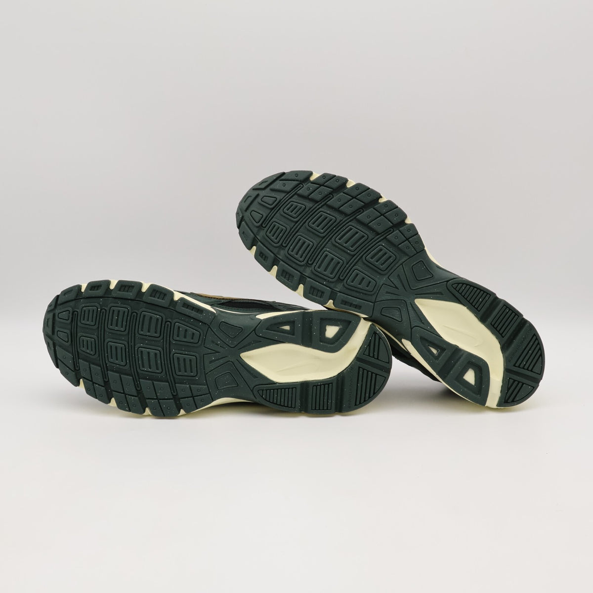 HQ3611-010 Nike Initiator Black Vintage Green Coconut Milk Bronzine (Men's)