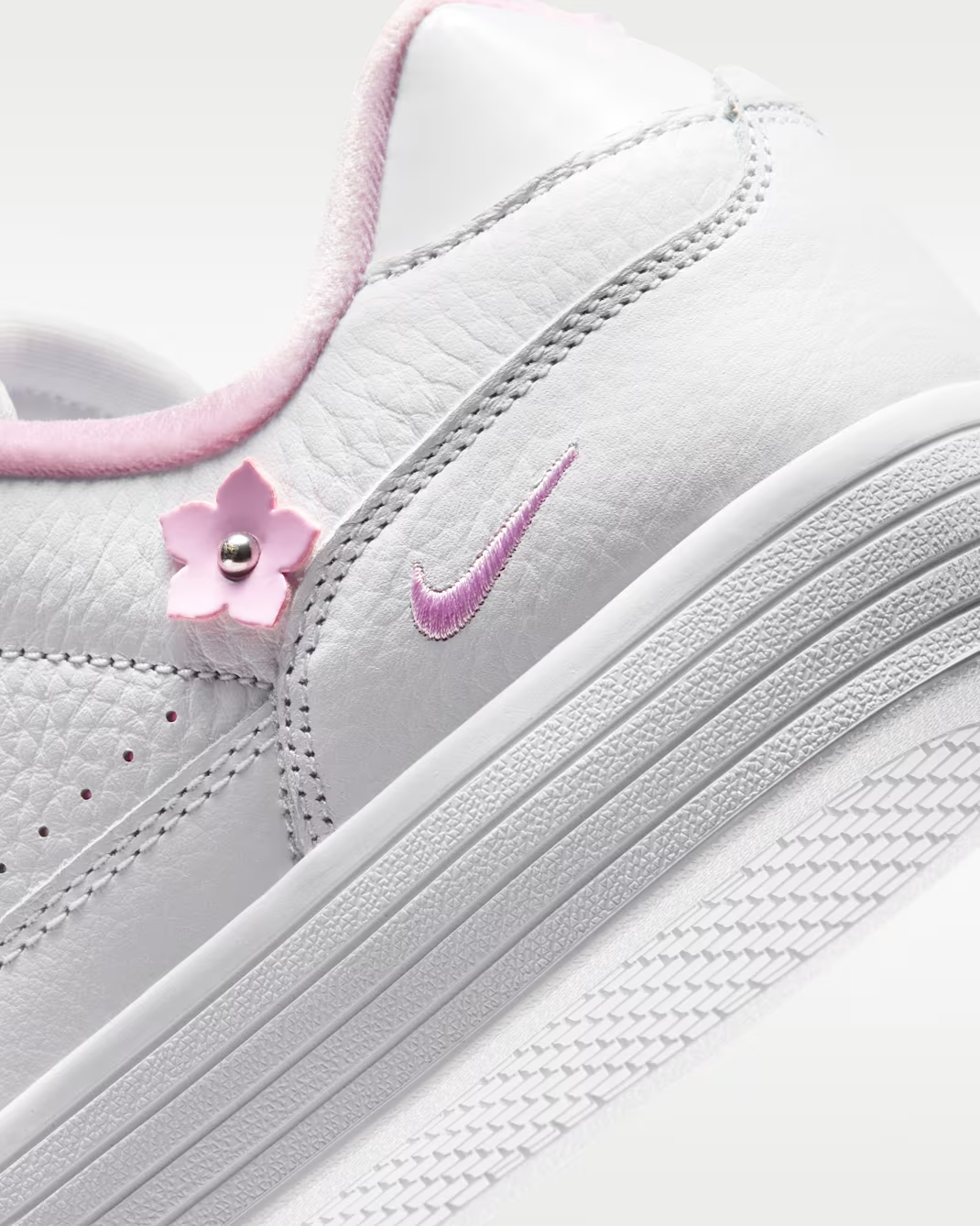 IR8636-100 Nike Tennis Centre "Florette" (Women's)