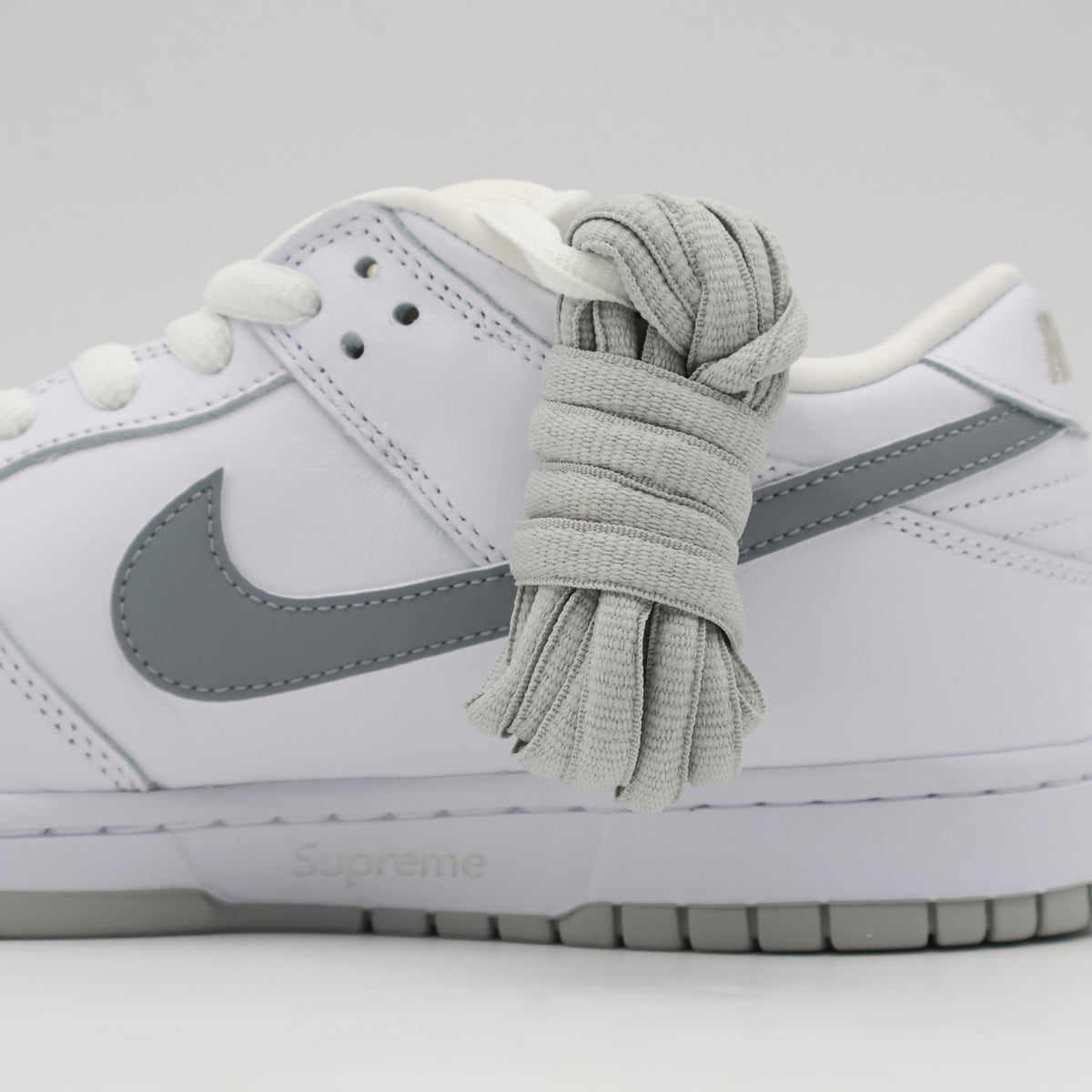 HQ8487-100 Supreme Nike SB Dunk Low White Metallic Silver (25FW Week2) (Men's)