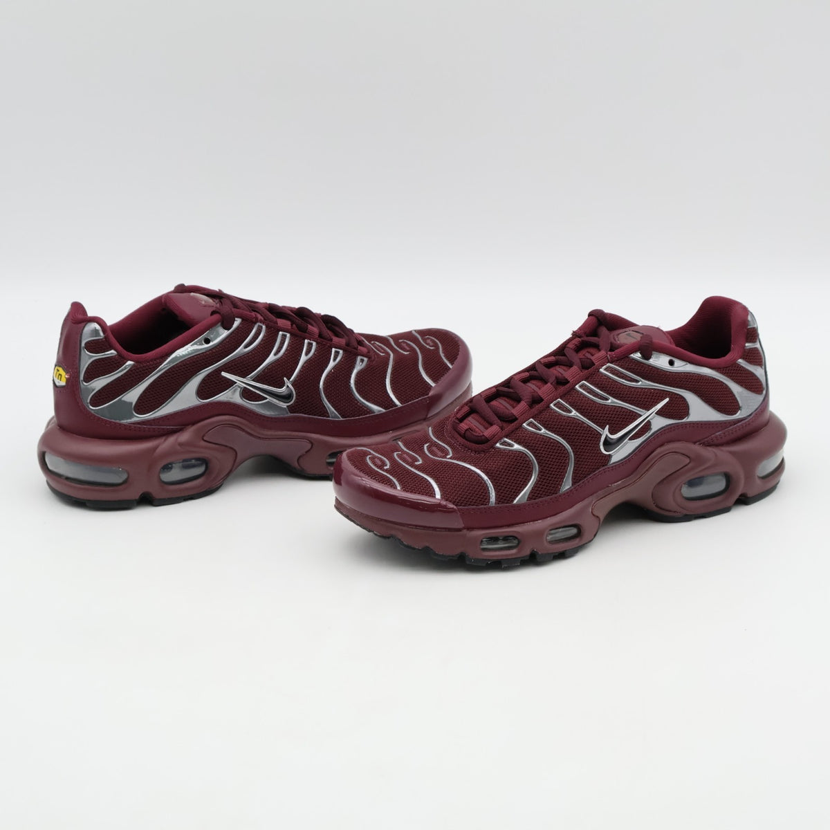 HJ9743-600 Nike Air Max Plus SE Night Maroon Dark Team Red Metallic (Women's)