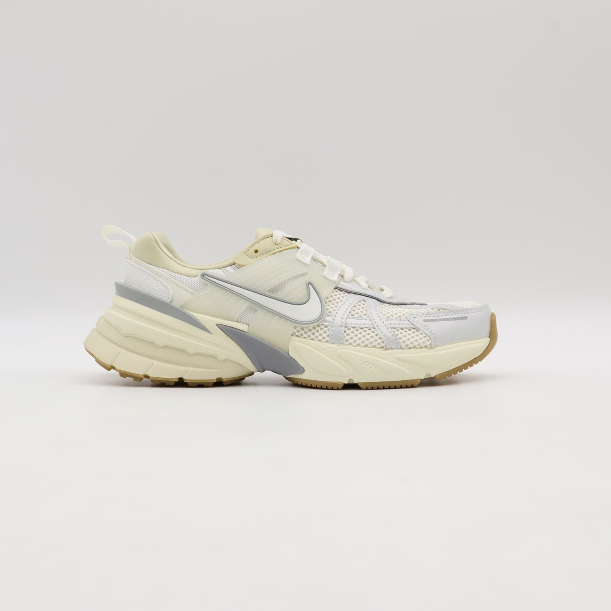 FD0736-108 Nike V2K Run Sail Light Khaki Light Smoke Grey Sail (Women's)
